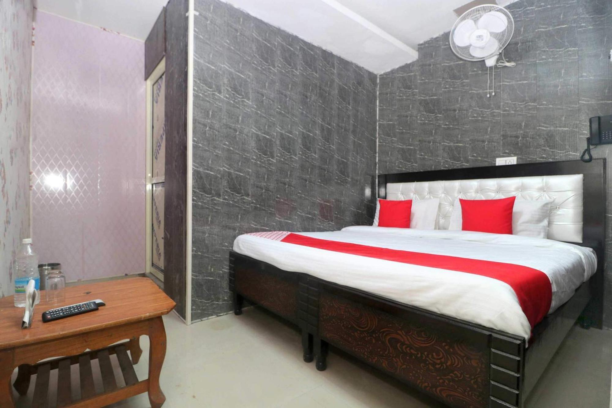 Oyo26902雅利安广场酒店 Chandīgarh 外观 照片